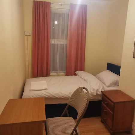 Single Bedroom Near London Seven Kings Train Station Ілфорд Екстер'єр фото