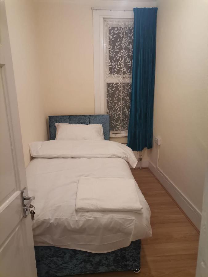 Single Bedroom Near London Seven Kings Train Station Ілфорд Екстер'єр фото