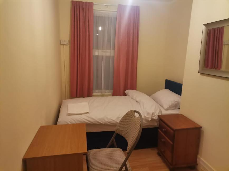 Single Bedroom Near London Seven Kings Train Station Ілфорд Екстер'єр фото